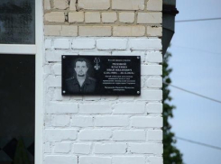 Портрет погибшего бойца СВО появился на фасаде школы под Волгоградом