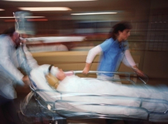 Обнаруженная на дороге пенсионерка скончалась в больнице в Волгограде