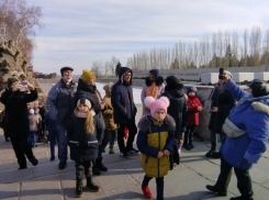 В Волгограде беженцев из Донбасса отвезли на Мамаев курган и покатали на каруселях в ЦПКиО
