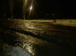 В Волгограде дорога превратилась в каток из-за очередного прорыва трубы