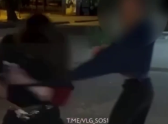 Длинноволосого чужака избили подростки в Волгограде: видео