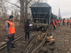 В Волгограде разбираются в причинах схода шести вагонов поезда