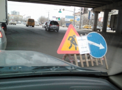 В Волгограде с Самарского моста падают камни на автомобили 