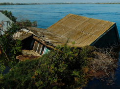 В Волгограде смыло в Волгу дома на острове Сарпинском: фоторепортаж