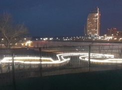 Территорию катка в пойме Царицы подсветили к концу декабря новогодними огнями в Волгограде