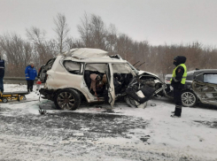 В реанимации спасают мужчину, выжившего в ДТП на волгоградской трассе: жена и дочь погибли