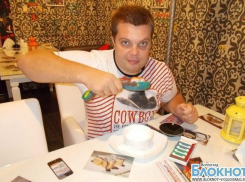 Депутат Сергей Попов ест борщи пластилиновыми ложками в кафе «Pakholkoff» в Волгограде