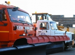 Дорожники высыпали 380 тонн песка на дороги Волгограда 