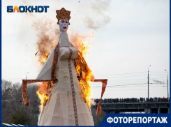 В центре Волгограда сожгли 13-метровое чучело Масленицы