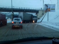 Фура повалила столб в Советском районе Волгограда 