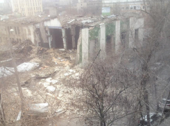 В Волгограде на проезжую часть обрушилась стена завода медоборудования