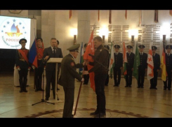 Волгоградский ветеран передал Знамя Победы медиаэкспедиции «Победа – одна на всех» 