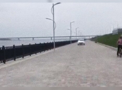 Нарушителя, проехавшегося по тротуару набережной Волгограда, наказали