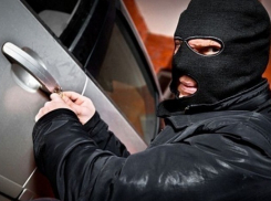 На юге Волгограда поймали потрошителей автомобилей прямо за работой