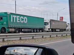 «Пробка до Пичуги»: супер-пробка из фур попала на видео под Волгоградом