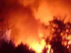 В Волгограде горит здание бывшей войсковой части 