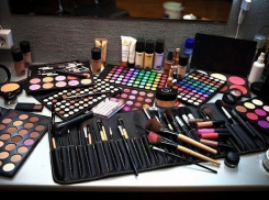 Вместо миллиона рублей жительница Волгограда отдала банку губную помаду и тени