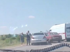 На скорой развозили после ДТП в гигантской очереди за бензином в Волгоградской области