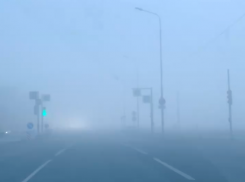 Опасный туман на дороге в центре Волгограда сняли на видео