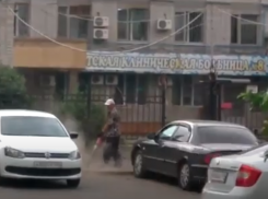 Волгоградцы сняли на видео проказы дворника с «турбонаддувом»