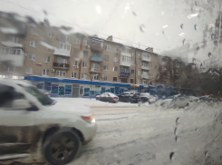 Опаздывающие в 10-балльных пробках в Волгограде не увидели на дорогах снегоуборочной техники 