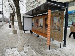 Новая остановка из линолеума озадачила волгоградцев