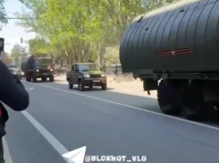 Военная техника проехалась по центру Волгограда – видео 