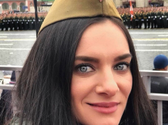 Чемпионка мира Елена Исинбаева пришла на парад в Москве в пилотке с перевернутой звездой