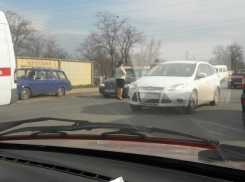 Kia сбила двух пешеходов на севере Волгограда: пострадавшие в реанимации