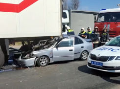 Иномарка на скорости влетела под фуру в Волгограде: видео с места ДТП