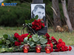 На девять дней со смерти Романа Гребенюка в Волгограде прошла массовая акция возле центрального Сбербанка