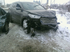 В Волгограде автоледи на ВАЗ-2115 врезалась в Hyundai: есть пострадавшие