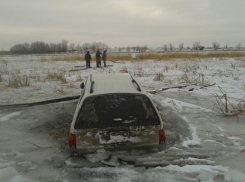 Внедорожник Mitsubishi третьи сутки тонет на Цимлянском водохранилище 