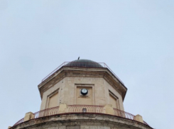 Заведующий обсерваторией МГУ починил в Волгограде неработающие несколько лет часы на башне планетария 