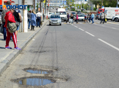 Наследие ЧМ: огромные ямы на отремонтированной дороге на 7- Гвардейской попали в объектив фотографа