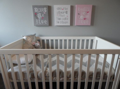 Кроватка стояла рядом с окном: следователи проверяют обстоятельства падения полуторагодовалого мальчика в Волгограде