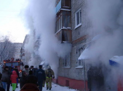 В Волгограде сожгли квартиру в многоэтажке: спасатели вытащили из огня троих человек