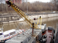 Под Волгоградом в каюте плавкрана скончался крановщик