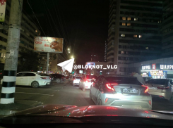 В парковочный капкан попали волгоградцы у ТЦ «Пирамида» после введения платы за парковку