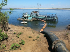 В Волгограде на остров Сарпинский закачивают воду