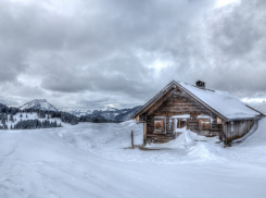 Пенсионерка насмерть замерзла на пороге дома сына в Волгоградской области