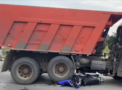 Два человека на расплющенном мотоцикле погибли на юге Волгограда