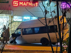 Маршрутка провалилась в яму в Краснооктябрьском районе Волгограда 