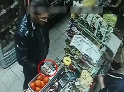 Волгоградский фальшивомонетчик на Range Rover идет под суд в Астрахани 