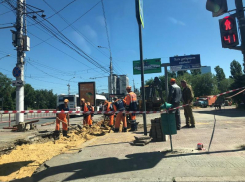 В центре Волгограда ремонтируют провалившийся тротуар