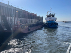 Теплоход столкнулся с паромом в Волгограде 