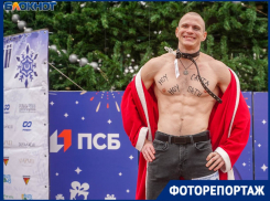 Санта в ошейнике и Снегурочка в кроссовках: странные персонажи замечены в центре Волгограда