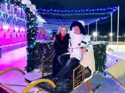 Увидев Прохора Шалапина с подругой в санях, поклонники пожелали им побольше детишек