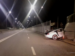 В Волгограде Audi А7 ночью врезался в ограждение: пятеро в больнице
