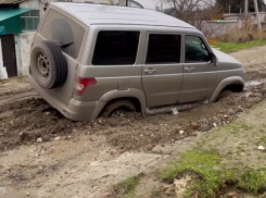 УАЗ застрял в грязевой ловушке от волгоградских концессий: видео